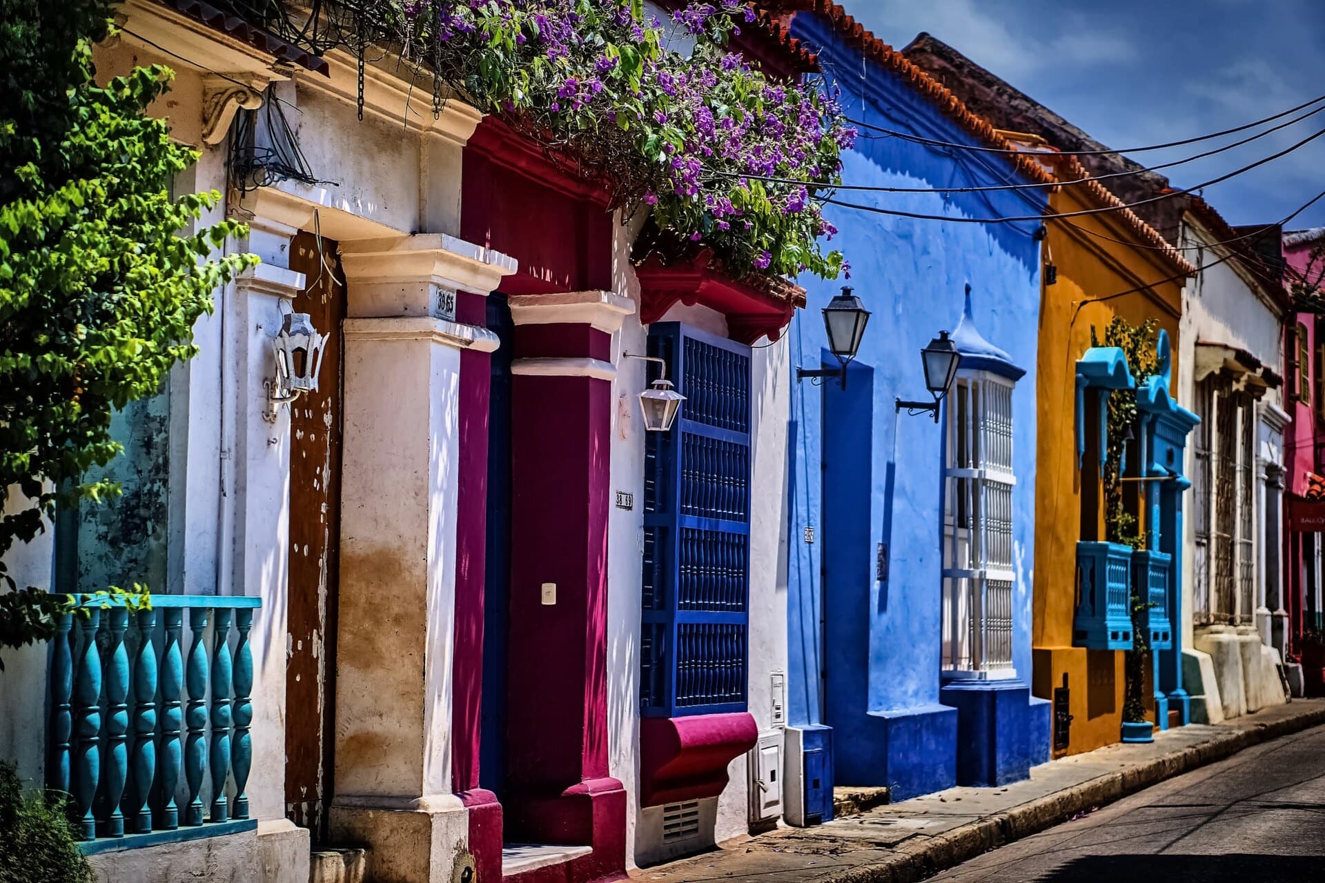 Calle de casas coloniales pintadas de colores, con balcones de madera y flores, en Cartagena, Colombia