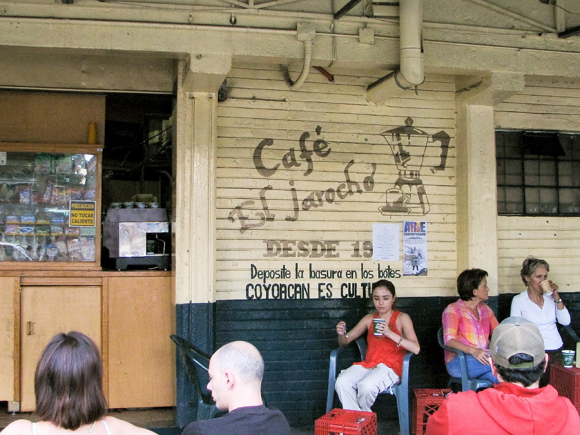 Clientes tomando café sentados frente al Café El Jarocho, en Coyoacán, Ciudad de México