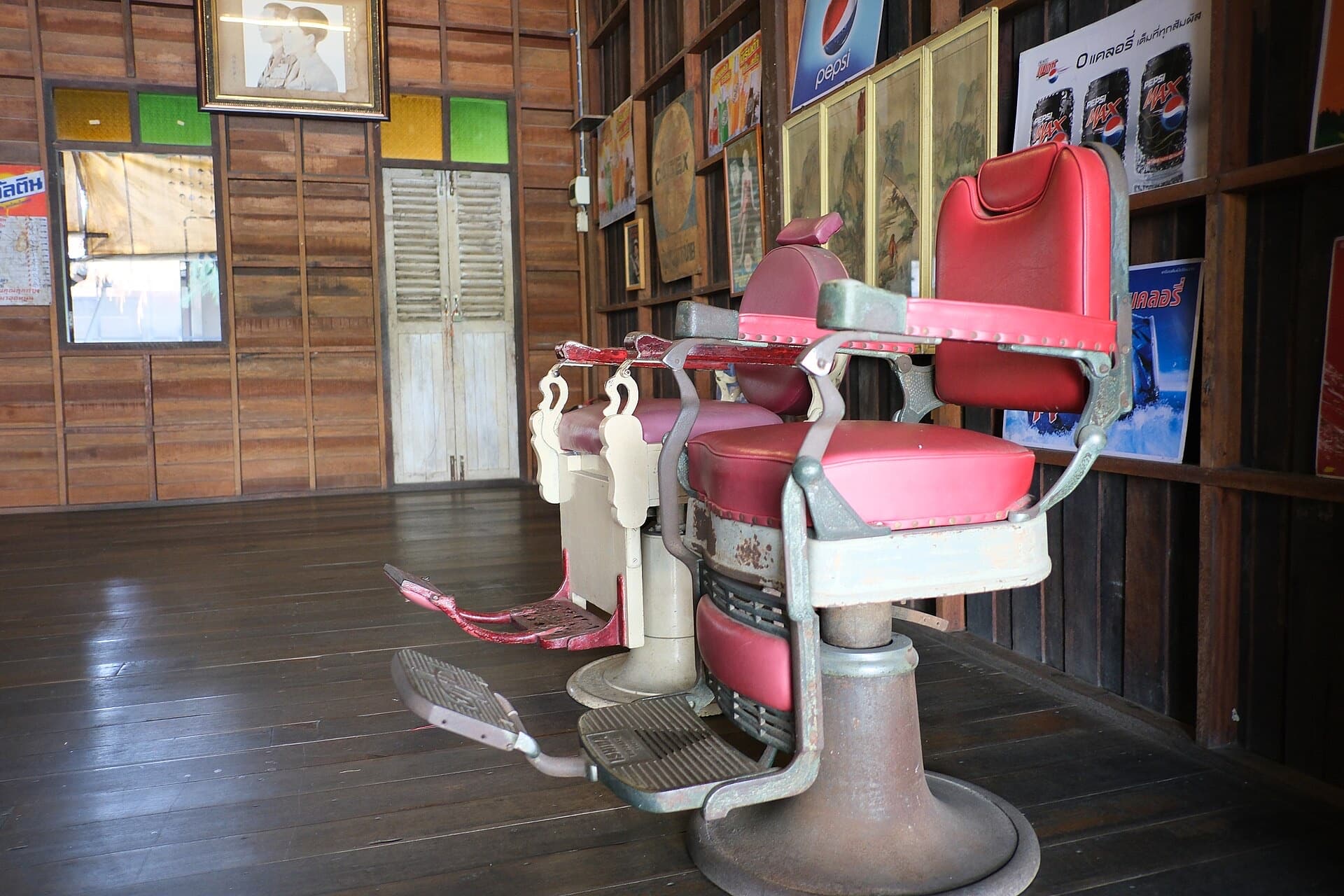 Sillas de barbero rojas antiguas en una barbería con paredes de madera
