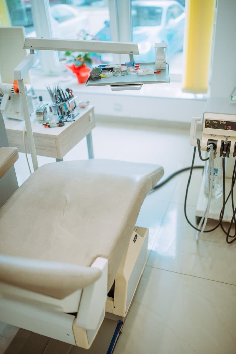 Sillón dental en un consultorio luminoso